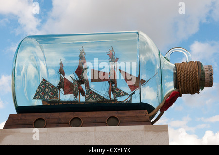 "Nelsons Schiff in der Flasche" von Yinka Shonibare außerhalb der Sammy Ofer Flügel des National Maritime Museum, Greenwich. Stockfoto