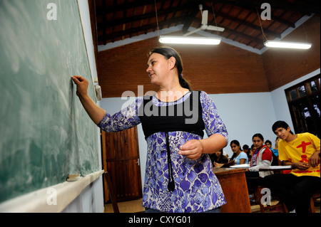 Junge Lehrerin schreiben auf einer Tafel, Unterricht an der landwirtschaftlichen Hochschule CECTEC, Itapua, Paraguay, Südamerika Stockfoto