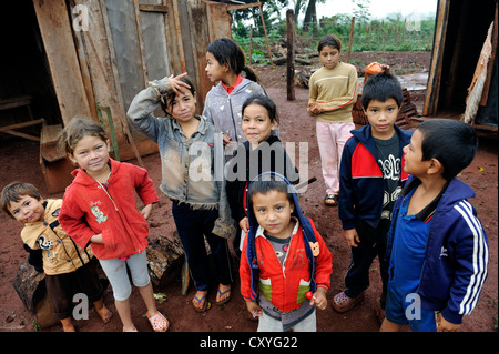 Kinder von landlosen Kleinfarm Familien von Investoren und Grundbesitzer, deren Eltern von ihrem Land gezwungen wurden Landraub, Stockfoto