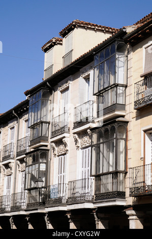 Fassaden und Balkone, Calle Calle Mayor, Hauptstraße, Alcalá De Henares, Spanien, Europa Stockfoto