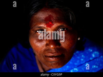 Ältere indische Frau mit roten Fleck auf der Stirn, Madurai, Indien Stockfoto