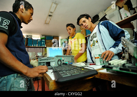 Junge Menschen gemietet ehemalige Mörder und Mitglieder der Jugendbanden, Maras, lernen, wie man eine funktionierende Computer aus gebrauchten bauen Stockfoto