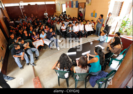 Schüler der Escuela Ceiba Schule Inszenierung einer Wahlkampagne, Podiumsdiskussion, als Teil ihrer Sozialkunde Klasse vor Stockfoto