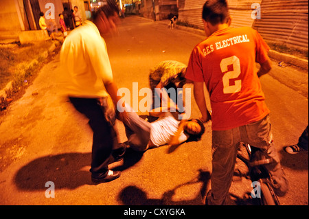 Schlägerei auf den Straßen in der Nacht, Lomas de Santa Faz Slum, Guatemala City, Guatemala, Mittelamerika Stockfoto