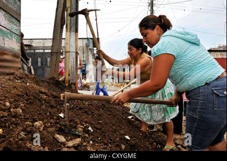 Frauen zusammen arbeiten, um die Kanalisation von ihrer Nachbarschaft, Lomas de Santa Faz Slum, Guatemala-Stadt zu verbessern Stockfoto