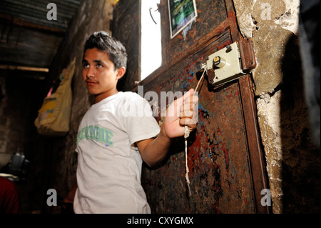 Teenager, 16 Jahre alt, zu Hause in seiner bescheidenen Hütte, Lomas de Santa Faz Slum, Guatemala City, Guatemala, Mittelamerika Stockfoto