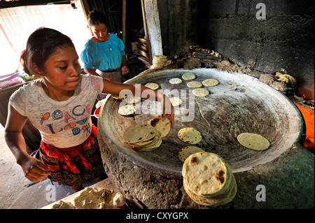 Tortillas gemacht in einer Küche, Lomas de Santa Faz Slum, Guatemala City, Guatemala, Mittelamerika Stockfoto