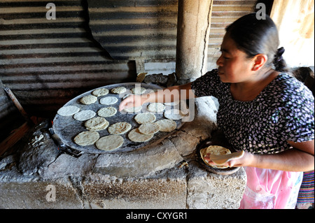 Tortillas gemacht in einer Küche, Lomas de Santa Faz Slum, Guatemala City, Guatemala, Mittelamerika Stockfoto