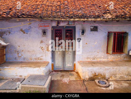 Kolam vor einem winzigen und alten Haus mit Ziegeldach, Chennai, Indien Stockfoto