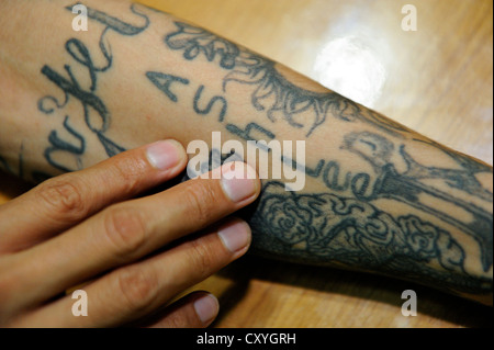 Tattoos auf den Armen des ehemaligen Mara, stellte ein ehemaliger Killer und Mitglied einer Bande von Jugendlichen, die Namen seiner Tochter Ashlee Stockfoto