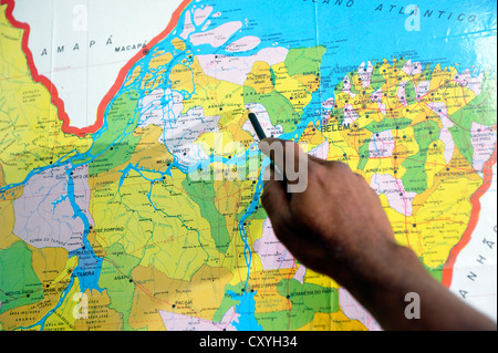 Hand zeigt auf einer Karte mit einem Stift auf eine Position in der Amazonas-Regenwald, Belem, Bundesstaat Para, Brasilien, Südamerika Stockfoto