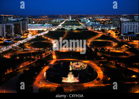 Blick vom Fernsehturm auf der monumentalen Achse von Brasilia, von Stadtplaner Lucio Costa, Gebäude von Oscar Niemeyer entworfen Stockfoto