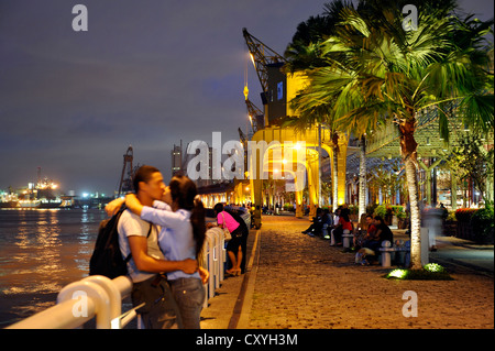 Paar, historische renoviert Hafenanlage der Estação Das Docas mit der Promenade, Belem, Para, Brasilien Ladekranen, Stockfoto