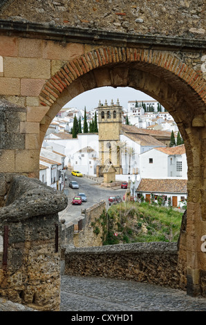 Spanische weiße Stadt Ronda in der Nähe der alten Brücke Stockfoto