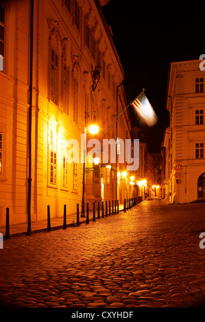 Enge Gasse mit Laternen in Prag bei Nacht Stockfoto