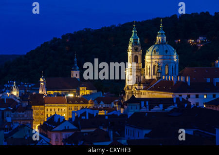 Mit Blick auf Mala Strana Viertel mit St. Nikolaus orthodoxen Kirche bei Nacht, Prag, Tschechische Republik, Europa Stockfoto