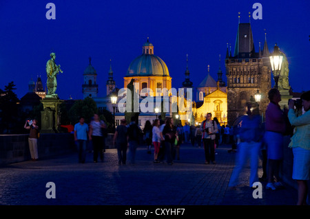 St. Nikolaus orthodoxe Kirche in der Nacht, wie gesehen von historischen illuminierte die meisten, Karlsbrücke, Prag, Tschechische Republik, Europa Stockfoto