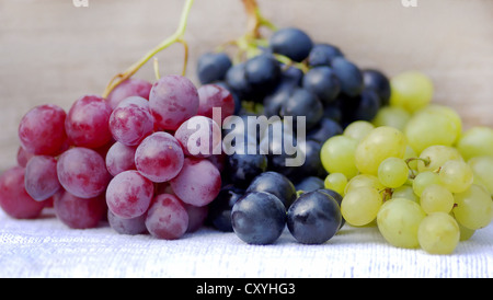 andere Sorte von Traube auf Tisch Stockfoto