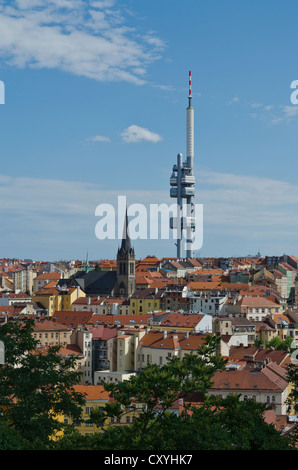 Der Fernsehturm über den Dächern des i Kov Bezirk, Prag, Tschechische Republik, Europa Stockfoto