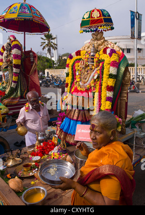 Gruppe von Gläubigen bringen Opfergaben für die Gottheiten während Masi Magam Festival, Pondicherry, Indien Stockfoto