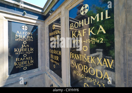 Grab von Alfons Mucha, der tschechische Maler und von Bohumil Kafka, tschechischer Bildhauer und Pädagoge am Vyoeehrad Friedhof, Prag Stockfoto