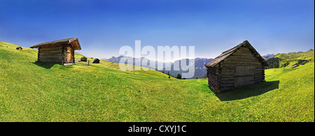 Panoramablick auf Mt Peitlerkofel, Sasso Delle Peitlerkofels, Berghütten und Alpen, Alta Badia, Dolomiten, Südtirol, Italien Stockfoto