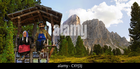 Puppen von einem Almbauern, Mann und Frau am Mount Peitlerkofel, Sasso Delle Peitlerkofels, mit Bergwald bei Wuerzjoch Stockfoto