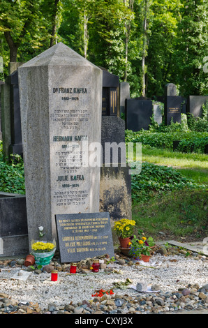 Grabstein des tschechischen geborenen deutschen Schriftstellers Franz Kafka, auf dem neuen jüdischen Friedhof in Prag, Tschechische Republik, Europa Stockfoto