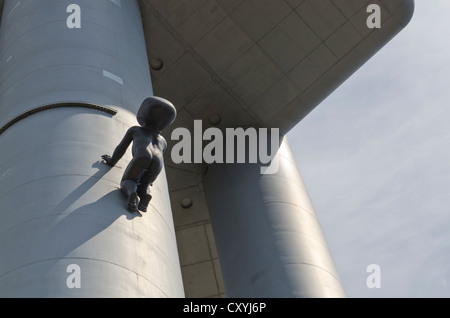 Skulptur eines krabbelnden Babys des tschechischen Künstlers David Černý ich Kov Fernsehturm, Prag, Tschechische Republik, Europa Stockfoto