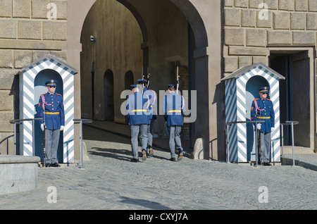 Ändern des Schutzes am Eingangstor zum Hradschin, das Burgviertel, Höhe über der Stadt, Prag, Tschechische Republik Stockfoto