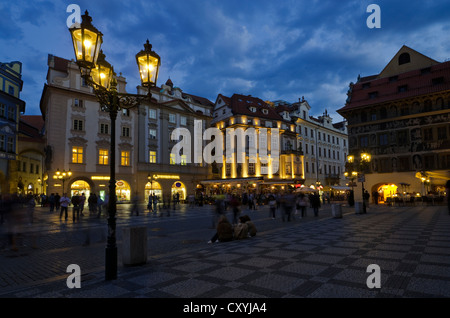 Wunderschön restaurierte Fassaden auf Staromestske Namesti Quadratmeter in der Nacht, Stare Mesto Viertel, Prag, Prag, Tschechische Republik Stockfoto