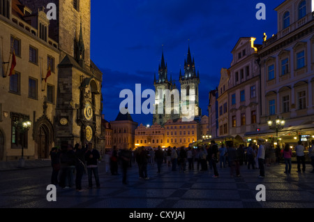 Touristen auf dem Staromestske Namesti Platz in Stare Mesto Viertel, mit Tynsky Ring, die Teynkirche bei Nacht, Prag Stockfoto