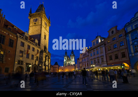 Touristen auf dem Staromestske Namesti Platz in Stare Mesto Viertel, mit Tynsky Ring, die Teynkirche bei Nacht, Prag Stockfoto