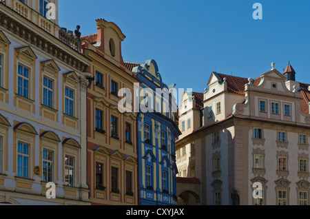 Wunderschön restaurierte Fassaden auf Staromestske Namesti Platz in Stare Mesto Viertel, Prag, Tschechische Republik, Europa Stockfoto