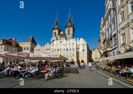 Restaurants auf Staromestske Namesti Platz, Stare Mesto Viertel mit Tynsky Ring, Teynkirche, Prag, Tschechische Republik, Europa Stockfoto