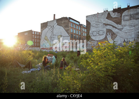 Protest gegen die weitere Entwicklung von den Ufern der Spree in Kreuzberg, Demonstranten besetzen eines der letzten Stockfoto