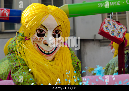 Maskierte Menschen zu Fuß durch die Straßen von Basel im "Basler Fasnet" Karneval, Basel, Schweiz, Europa Stockfoto