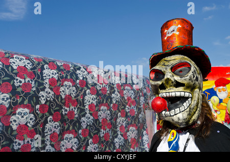 Maskierte Menschen zu Fuß durch die Straßen von Basel im "Basler Fasnet" Karneval, Basel, Schweiz, Europa Stockfoto