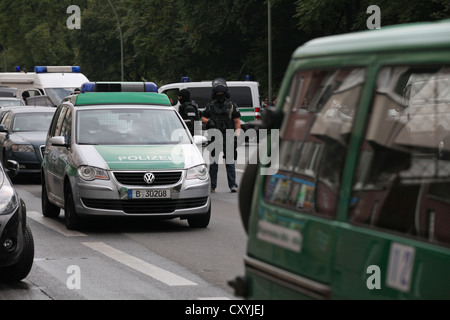 SEK, deutsche Operationen Spezialeinheit, ein Wettbüro an der Hermannstraße Street, die ein Mann bedroht hatte der Sturm Stockfoto