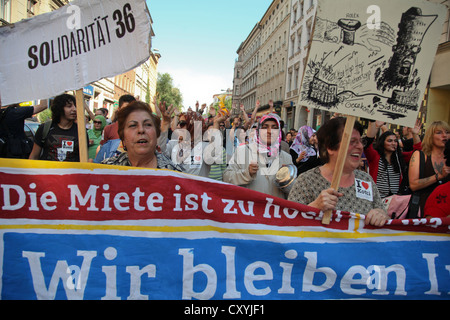 Hunderte von Menschen die Teilnahme an einer Lärm-Demonstration zum protest gegen steigende Mieten, Berlin Stockfoto