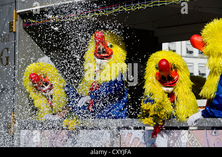 Maskierte Menschen zu Fuß durch die Straßen von Basel im "Basler Fasnet" Karneval, Basel, Schweiz, Europa Stockfoto