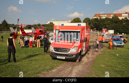 Luft-Krankenwagen in Aktion, nach schweren Verbrennungen tragend, wird eine 15-Jahr-altes Mädchen von Rettungshubschrauber aus Tempelhof Field zu geflogen Stockfoto