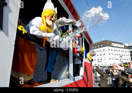 Maskierte Menschen zu Fuß durch die Straßen von Basel im "Basler Fasnet" Karneval, Basel, Schweiz, Europa Stockfoto