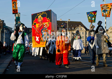 Maskierte Menschen zu Fuß durch die Straßen von Basel im "Basler Fasnet" Karneval, Basel, Schweiz, Europa Stockfoto