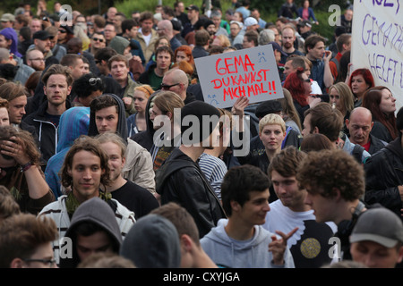 Protest gegen die geplante Royalty-Tarifreform im Jahr 2013 etwa 5 000 Menschen versammelten sich vor der GEMA-Mitglieder-Partei Stockfoto