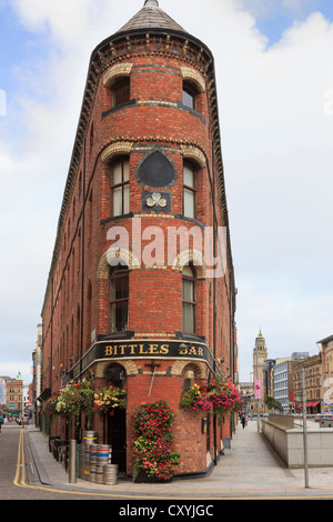 Gebisslose Bar 1861 städtischen Pub in einem ungewöhnlichen dreieckigen geformten Gebäude in der Innenstadt von Belfast Co Antrim Nordirland Vereinigtes Königreich Stockfoto