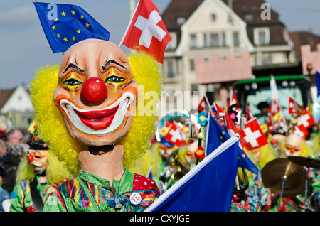 Maskierte Menschen zu Fuß durch die Straßen von Basel im "Basler Fasnet" Karneval, Basel, Schweiz, Europa Stockfoto