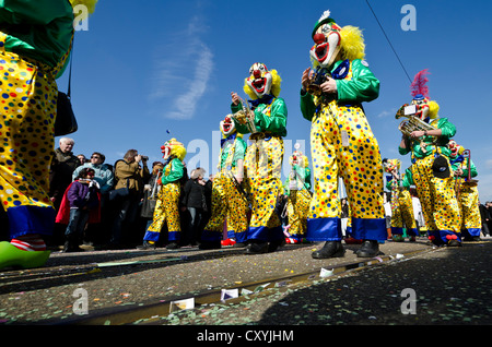 Maskierte Menschen zu Fuß durch die Straßen von Basel im "Basler Fasnet" Karneval, Basel, Schweiz, Europa Stockfoto