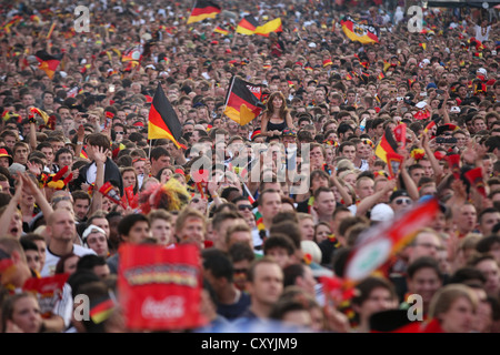 Fans auf der Fanmeile am Brandenburger Tor, 2012 UEFA Fußball-Europameisterschaft Viertelfinale Deutschland vs. Griechenland, Berlin Stockfoto