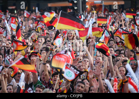 Fans auf der Fanmeile am Brandenburger Tor, 2012 UEFA European Football Championship, Gruppenspiel Deutschland vs. Dänemark, Berlin Stockfoto